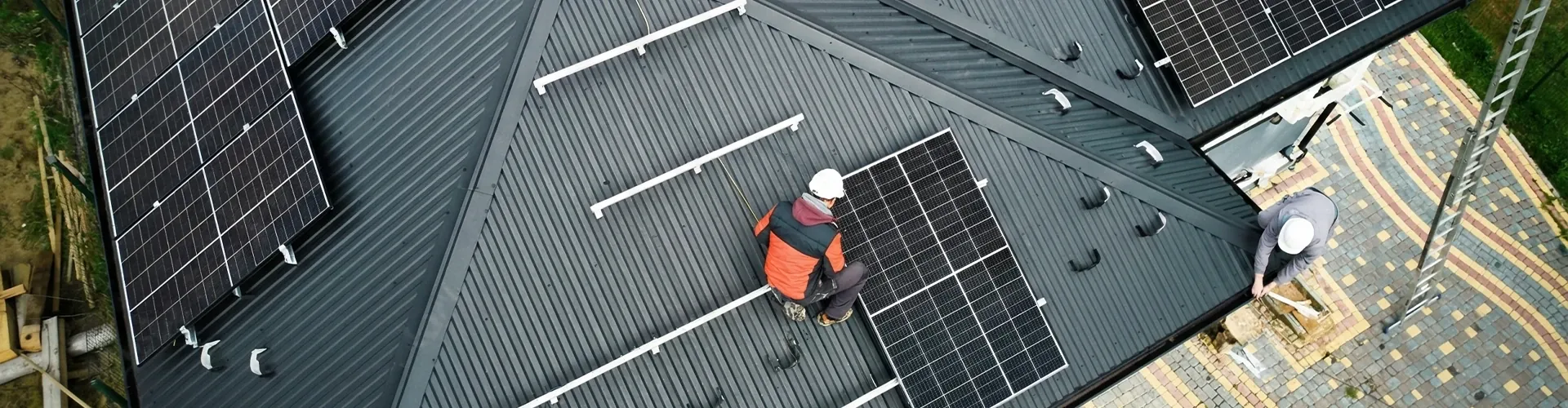 Montage einer Solaranlage durch das neaSOL Team