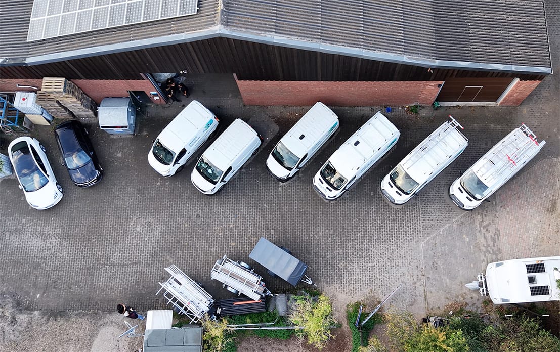 Luftaufnahme des Betriebshofs mit Halle und Fahrzeugen