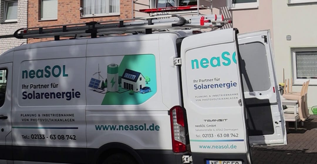 neaSOL Transporter vor einem Haus mit Gerüst